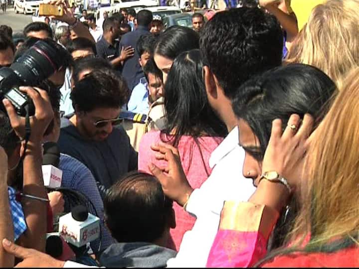 चाहत्यांच्या गराड्यातून बाहेर पडताना शाहरुखची चांगलीच दमछाक झाली.