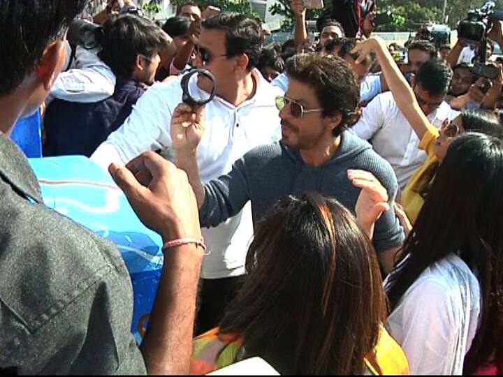 शाहरुखचे चाहते आणि भाजप कार्यकर्ते यांनी केलेल्या गर्दीमुळे काही वेळासाठी वाहतूकही खोळंबली होती.