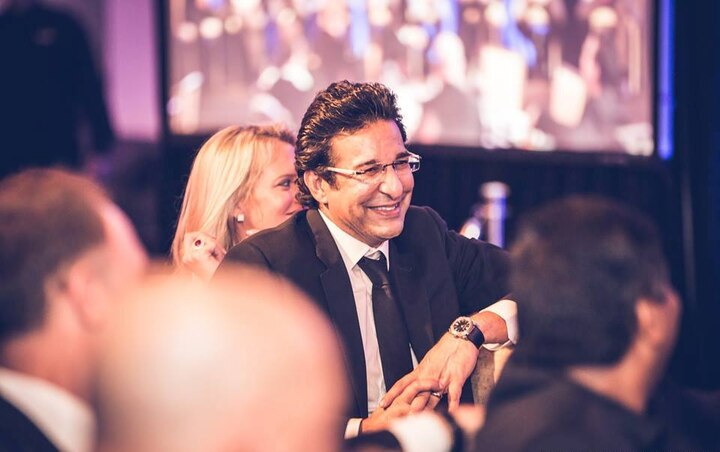 अपघात झाल्यानंतर दुसऱ्या कारमधील व्यक्तीनं मागील सीटवरुन उतरुन थेट अक्रमच्या कारवर गोळीबार केला होता.