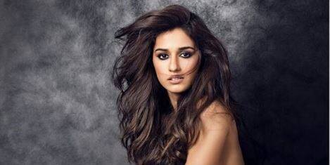 धोनी - द अनटोल्ड स्टोरी सिनेमात छोट्याशा भूमिकेनं सर्वांचं लक्ष वेधून घेणाऱ्या दिशा पटानी आता लवकरच डब्बू रतनानीच्या कॅलेंडरमध्ये दिसून येणार आहे. कॅलेंडरसाठी अनेक सेलिब्रिटींनी खास फोटोशूट केलं आहे.