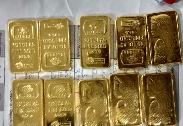Gold Biscuits Worth 29 Lakh Rupees Detained On Mumbai Airport मुंबई विमानतळावर 29 लाखांची सोन्याची बिस्किटं जप्त, एक अटकेत