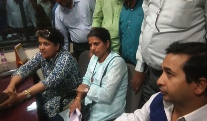 Nitesh Rane Anjali Damania Registered Complaint Against Cambata Aviation ‘खंबाटा’विरोधात दमानियांची पोलिसात तक्रार, राणेही पोलिस ठाण्यात