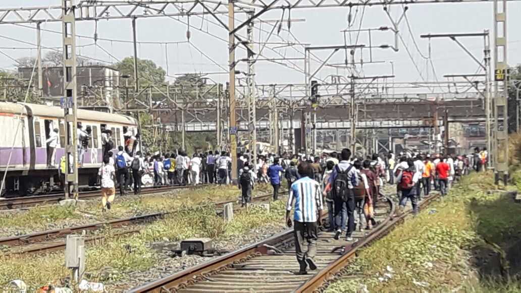 डोंबिवलीजवळ नागरिकांचा रेल रोको, रेल्वे वाहतूक ठप्प