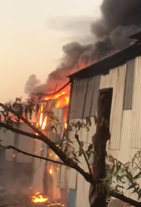 झोपडपट्टीत नक्की कशामुळे आग लागली, याचं कारण अद्याप कळू शकलेलं नाही. 