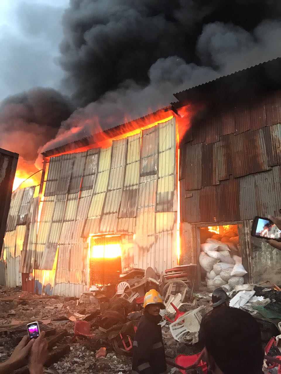 मुंबईतील मानखुर्द-घाटकोपर लिंक रोडवर मंडाळा झोपडपट्टीत आग लागली आहे.