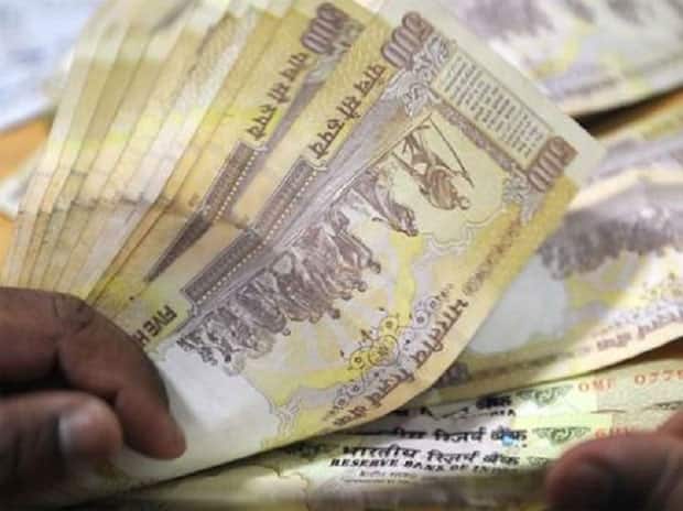 पण यावर्षी नोटाबंदीसह अनेक कारणांमुळे राज्याच्या महसुलात मोठ्या प्रमाणात घट झाली आहे. आठ महिन्यात उत्पन्नाच्या मुख्य स्रोतातून फक्त 40 टक्केत वसुली झाल्याचे समोर आले आहे.