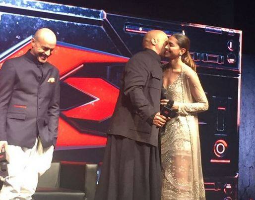 Vin Diesel Deepika Padukone At The Red Carpet Event Of Xxx Return Of Xander Cage दीपिकाने शिकवलेला लुंगी डान्स आणि विनचं दीपिकाला किस!