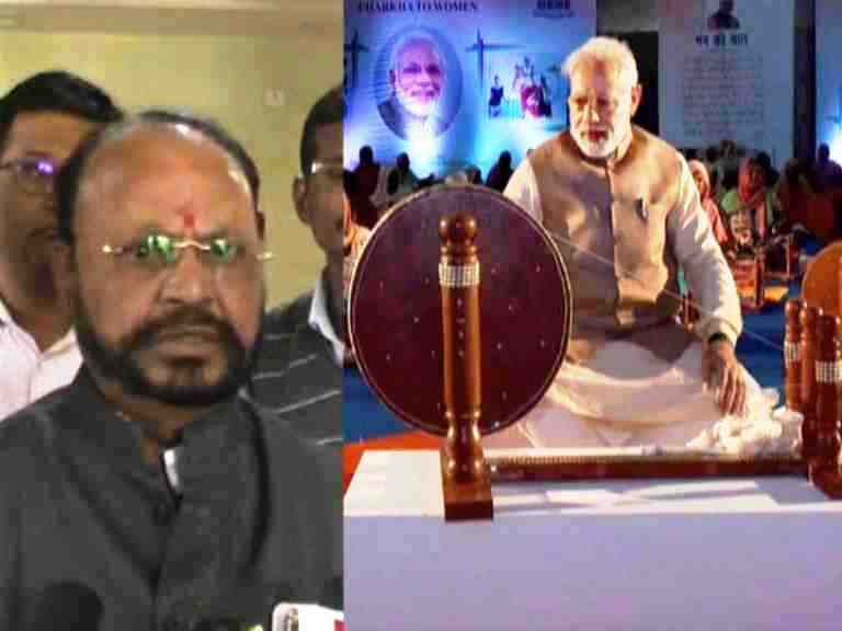 गांधींचा फोटो हटवणं म्हणजे मोदींची हुकूमशाहीकडे वाटचाल : शिवसेना