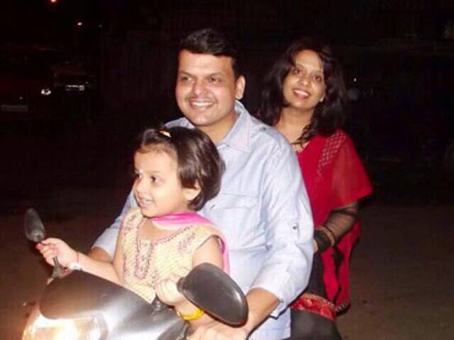 Cm Devendra Fadnavis Answer To His Daughter बाबा, दुष्काळ संपल्यावर बाहेर नेशील ना? लेकीचा मुख्यमंत्र्याना प्रश्न