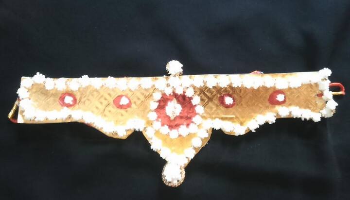 प्राजक्ता बेडेकर यांनी आपल्या लहान मुलींसाठी म्हणून संक्रांतीच्यावेळी तिळगुळाचे दागिने स्वतः तयार केले. त्यांनी केलेले दागिने पाहून त्यांच्या मैत्रिणी आणि नातेवाईकांनी पुढच्या वर्षी आम्हालाही दागिने करून दे म्हणून मागणी केली. नंतर मैत्रिणी ,नातेवाईक यांच्याकडून त्यांच्या तिळगुळाच्या दागिन्यांना प्रसिद्धी मिळत गेली. आणि दरवर्षी संक्रांतीच्यावेळी प्राजक्ता यांना मिळणाऱ्या ऑर्डर वाढत गेल्या. यावर्षी पन्नासहून अधिक दागिन्यांच्या सेटची ऑर्डर मिळाली आहे . 