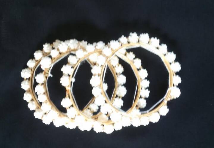 तिळगुळाच्या दागिन्यांची किंमत ३०० रुपयांपासून ३००० रु . पर्यंत आहे . दागिने करताना भारतीय आणि पाश्चात्य पद्धतीचे दागिने करण्यावर भर दिल्यामुळे, एक प्रकारची नाविन्यता दागिन्यांमध्ये आली आहे . 