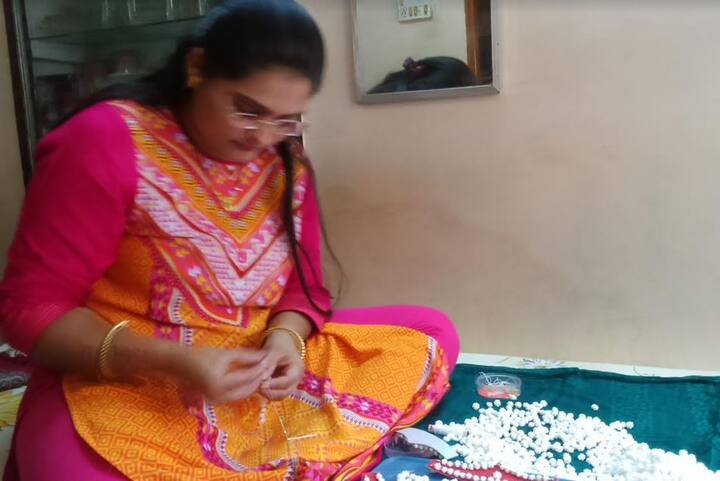 तिळगुळ ओवून दागिने तयार करावे लागतात. दोन तिळगुळात समान अंतर राखणे हे मोठे कौशल्याचे काम असते. बाजारात मिळणाऱ्या तिळगुळाच्या दागिन्यांना स्टेपलर पिना मारलेल्या असतात पण लहान मुलांना त्या पिना लागण्याची भीती असते. म्हणून मी सारे काम दोऱ्याची हातशिलाई करून करते ,असे प्राजक्ता बेडेकर यांनी आपल्या दागिने तयार करण्याच्या अनुभवा विषयी सांगितले. 