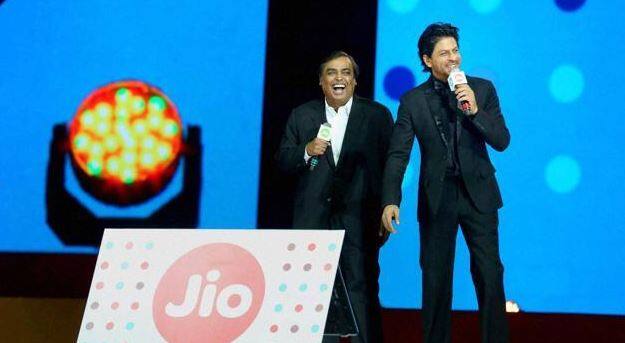 दरम्यान जिओने या सेवेबाबात अद्याप कुठलीही अधिकृत घोषणा केलेली नाही. रिलायन्स जिओ लवकरच स्वस्त दरांमध्ये फीचर फोनही उपलब्ध करुन देणार आहे. ज्यांची किंमत 1 हजार रुपयांपेक्षाही कमी असेल.