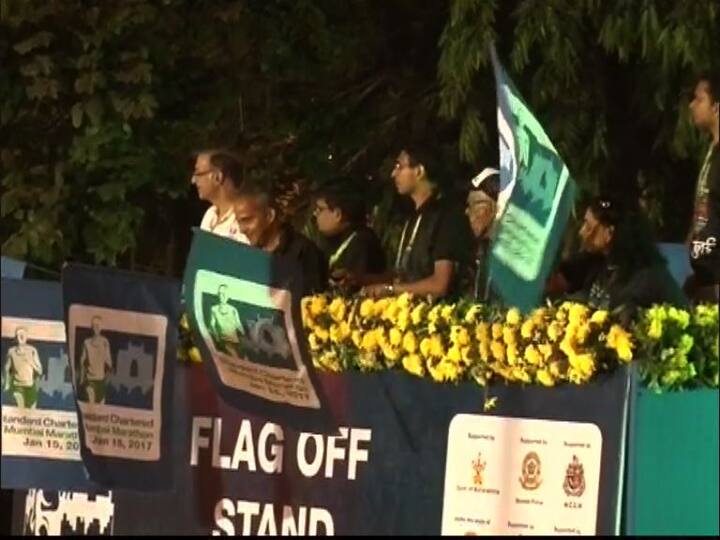 राज्यपाल सी विद्यासागर राव यांनी मॅरेथॉनला हिरवा झेंडा दाखवला. यावेळी महादेव जानकर, शायना एनसी उपस्थित होते. यंदाही या शर्यतीला मुंबईकरांचा मोठा प्रतिसाद मिळाला आहे.