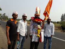  मराठा आरक्षणासाठी उलटे चालत पांडुरंगाला साकडं 