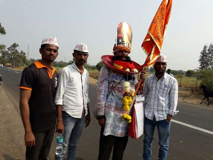 पुणे-पंढरपूर-तुळाजापूर असं पायी उलटे चालत आपल्या मागण्यांकडे सरकारचं लक्ष वेधण्याचा प्रयत्न केला आहे.