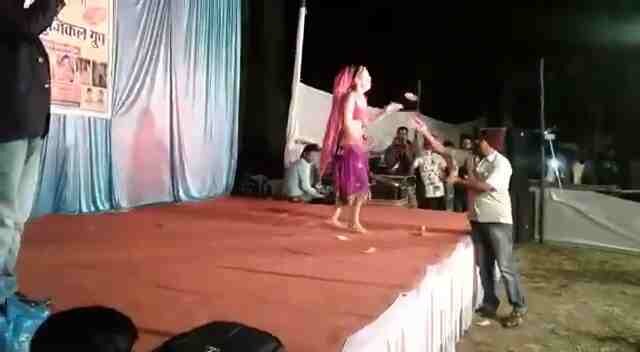 विरारमधील अर्नाळा समुद्रकिनारी असलेल्या प्राचीन मंदिराशेजारी अश्लिल डान्सचा प्रकार समोर आला आहे.