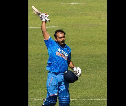 इंग्लंडचं डोंगराएवढं 351 धावांचं लक्ष्य लिलया पेलल्यानंतर, टीम इंडियाचा डॅशिंग कर्णधार विराट कोहलीने, मराठमोळ्या केदार जाधवचं तोंडभरुन कौतुक केलं आहे. केदार जाधवने 76 चेंडूत 12 चौकार आणि 4 षटकार ठोकत 120 धावा केल्या.