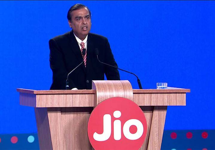 देशात 4G इंटरनेट सेवेत मोठा बदल घडवून आणल्यानंतर रिलायन्स जिओ आता स्वस्त दरात 4G फीचर फोनही उपलब्ध करुन देणार आहे. या 4G फोनची किंमत 1 हजार रुपयांपेक्षाही कमी असेल, असं बोललं जात आहे.