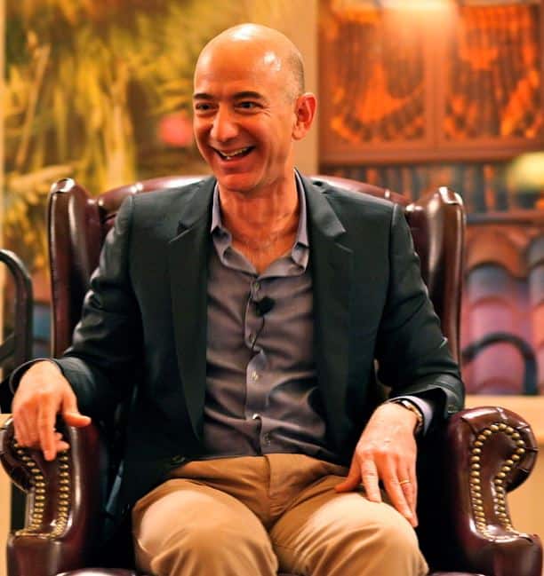 अमेझॉनचे संस्थापक जेफ बेजॉस (संपत्ती- 3 लाख कोटी रुपये)