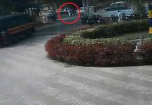 तुरुंगातून 40 वर्षांनी सुटलेल्या वडिलांची गळाभेट, मुलाला हार्ट अटॅक