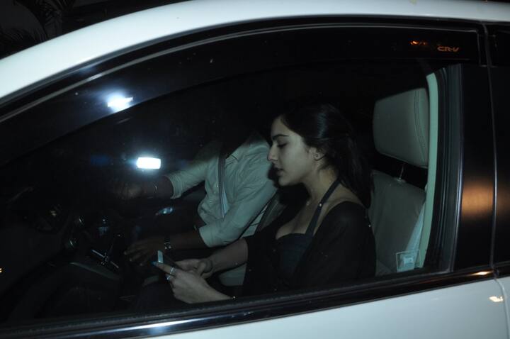 सैफ आणि करीना नुकतंच एका पार्टीचं आयोजन केलं होतं. त्यावेळी सैफची मुलगी सारा ही देखील उपस्थित होती. पाहा तिचे खास फोटो 