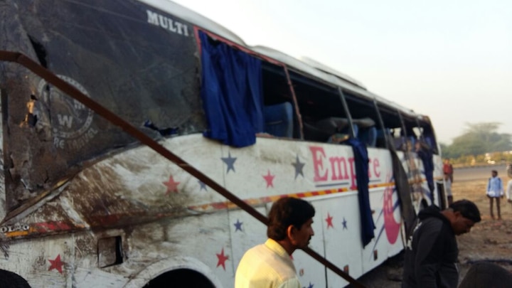Luxury Bus Accident In Indapur 4 Dead पुणे-सोलापूर हायवेवर बसचा भीषण अपघात, चौघांचा जागीच मृत्यू