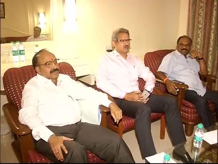 दोघांनी आपापले प्रस्ताव समोर ठेवले. भाजपचा 114 तर शिवसेनेचा 60 जागांचा प्रस्ताव होता. मागच्या वेळेस 63 जागांवर लढलेल्या भाजपला त्याही पेक्षा कमी म्हणजे 60 जागांचा प्रस्ताव पाहताच भाजप नेत्यांनी तो अमान्य केला. सेनेने भाजपच्या प्रस्तावाला प्रस्तावानेच उत्तर द्यायचं ठरवलं होतं.