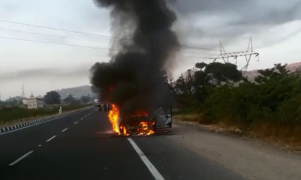 नाशिक-पुणे महामार्गावर \'बर्निंग कार\'चा थरार