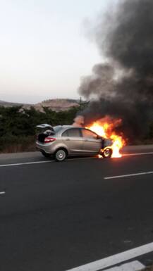 नाशिक-पुणे महामार्गावर \'बर्निंग कार\'चा थरार