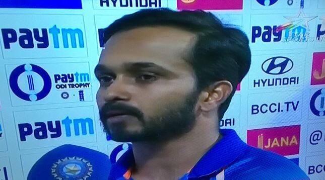 केदार जाधवनं 75 चेंडूंत 12 चौकार आणि एका षटकारासह 90 धावांची झुंजार खेळी उभारली. या मालिकेतील तडफदार खेळीबद्दल त्याला मालिकावीराचा पुरस्कार देण्यात आला. 