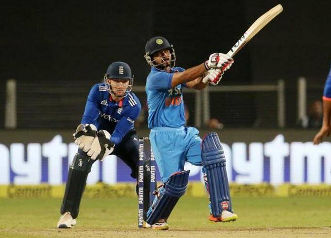 डीप पॉइंटला सॅम बिलिंग्सनं त्याचा झेल पकडला. केदार जाधवनं 75 चेंडूंत 12 चौकार आणि एका षटकारासह 90 धावांची झुंजार खेळी उभारली. पण पुण्याच्या पहिल्या वन डेसारखं त्याच्या खेळीला विजयाचं सुख लाभलं नाही. 