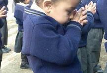 प्रार्थना म्हणताना खिशात पराठा, चिमुरड्याचा फोटो सोशल मीडियावर व्हायरल