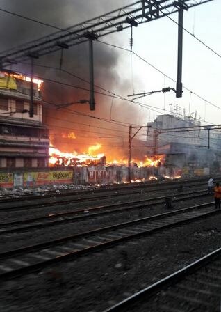Mumbai Fire At Masjid Railway Station On Central Railway Under Control मस्जिद रेल्वे स्टेशनजवळील झोपडपट्टीतील आग नियंत्रणात