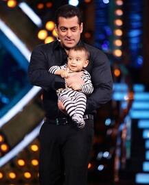 \'बिग बॉस\'च्या सेटवर सलमान चिमुकल्या आहिलसोबत! 