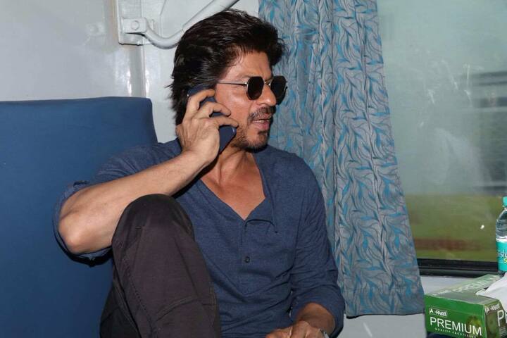 ऑगस्ट क्रांती राजधानी एक्स्प्रेसनं काल रात्री शाहरुख दिल्लीच्या दिशेनं मार्गस्थ झाला होता.