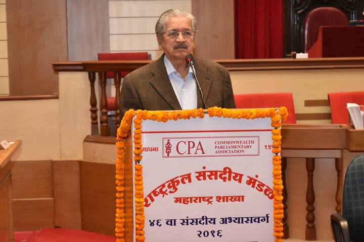 सुभाष देसाई – राज्य मंत्रिमंडळात उद्योग मंत्रालयाची जबाबदारी सांभाळणारे कॅबिनेट मंत्री सुभाष देसाई हे शिवसेनेतील ज्येष्ठ नेते आहेत. विधानसभा निवडणुकीत पराभव स्वीकारावा लागल्यानंतर शिवसेनेप्रती असलेली निष्ठा पाहून सुभाष देसाईंना उद्योगमंत्री करण्यात आले. मतिभाषी आणि अत्यंत मृदू स्वभाव सुभाष देसाई शिवेसेनेची कोणतीही भूमिका अत्यंत शांतपणे मांडत असतात.