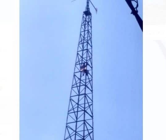 Sangli Sholay Style Agitation For Cart Racing बैलगाडी शर्यतीसाठी टॉवरवर चढून आंदोलन