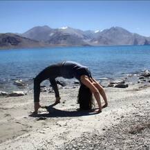 रंगिला गर्ल उर्मिलाचा हिमालयात योगा !