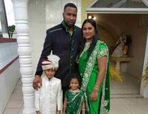 पोलार्ड कुटुंबं भारतीय वेशात 