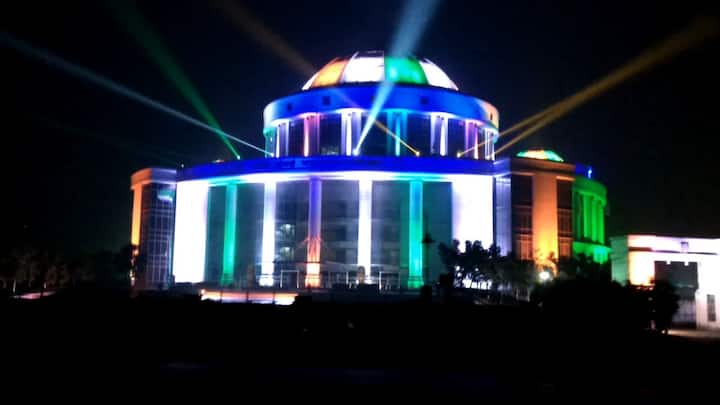 अनेकांनी आपल्या मोबाईल, कॅमेऱ्यामध्ये महापालिकेवरील तिरंगाच्या झळाली बंदिस्त केली.