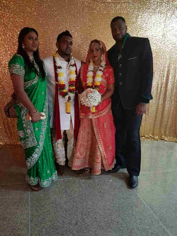 मेव्हण्याच्या लग्नासाठी पोलार्ड आणि त्याची बायको पारंपारिक भारतीय वेशात दिसले. 