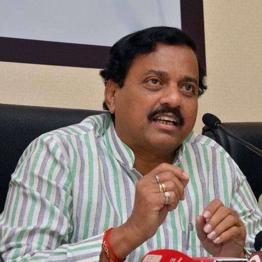 राष्ट्रवादीचे प्रदेशाध्यक्ष सुनील तटकरे यांनी, गुळाला मुंगळा जसा चिकटतो, तशी शिवसेना अजूनही सत्तेला चिटकून आहे. निवडणुकीसाठी युती तोडली खरी, पण सत्तेतून बाहेर पडण्याची सेनेत धमक नाही, असा खोचक टोला लगावला आहे.