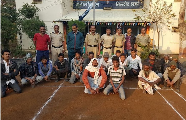 Aurnagabad Good Morning Team Took Action Against People Not Using Toilets औरंगाबादेत उघड्यावर शौचाला बसणाऱ्या 27 जणांना अटक