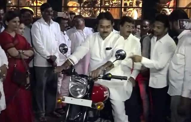 हर्षवर्धन पाटलांची बुलेट राईड, मागच्या सीटवरील व्यक्ती पाहून सगळेच आवाक