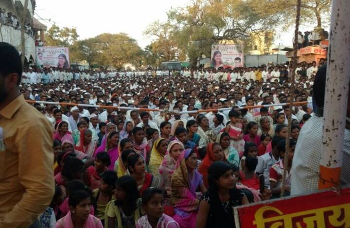 त्यावेळी स्टेजवर गर्दी वाढल्याने स्टेज कोसळलं. दरम्यान, ग्रामविकास मंत्री पंकजा मुंडे या सुखरुप असल्याचं सांगण्यात येत आहे. 