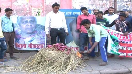 एवढंच नाही तर उत्तर प्रदेशातील भाजपचे नेते केशव प्रसाद मौर्य, ओम माथूर आणि सुनील ओझा काशी येथील बैठकीसाठी गेले, तेव्हा त्यांनाही विरोधाचा सामना करावा लागला.