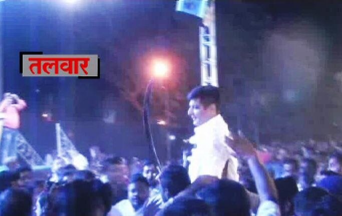 Ulhasnagar Pappu Kalanis Son Omi Kalani Brings Sword To Election Rally ओमी कलानींची हातात तलवार घेऊन स्टेजवर एन्ट्री