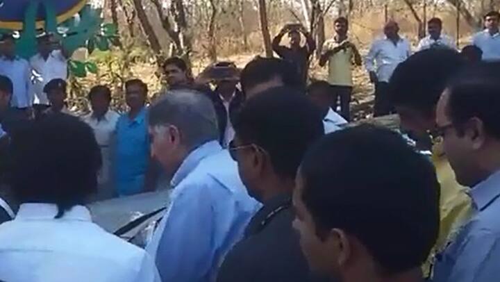 मनसे अध्यक्ष राज ठाकरेही नाशिकच्या दौऱ्यावर आहेत. यावेळी नाशिकमधील उद्योजकांचा रतन टाटा यांच्याशी परिचय करुन दिला गेला.