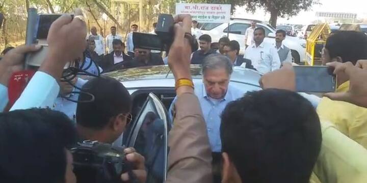 महाराष्ट्र नवनिर्माण सेनेच्या पुढाकारने उभारलेलं नाशिकमधील बोटॅनिकल गार्डनमध्ये सध्या कलाकारांसह सगळ्यांचीच हजेरी लागते आहे. आज थेट ज्येष्ठ उद्योगपती रतन टाटा यांनी भेट दिली आहे.